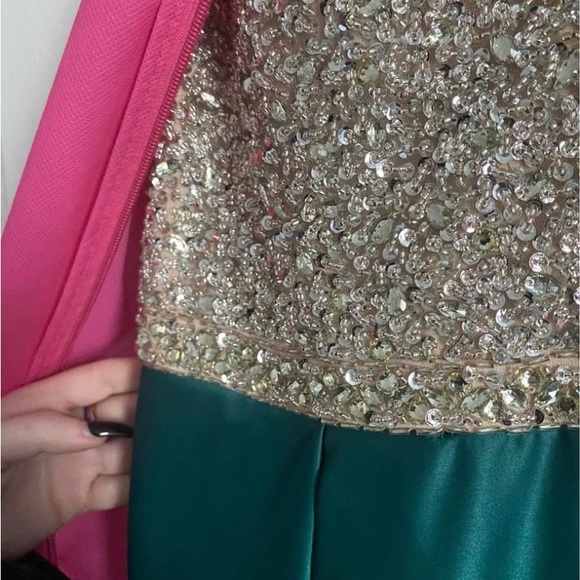 Beautiful emerald green long gown - Picture 3 of 7